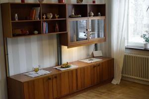 escritorio de madera en una habitación con ventana en Lägenhet för företag lång tid en Ljungaverk
