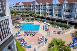 - une vue aérienne sur la piscine d'un complexe dans l'établissement Seascape 1313 - Pineapple Island, à Galveston