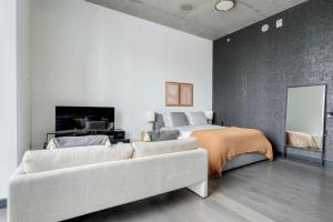 un dormitorio con una cama y un sofá en Blueground Downtown pool gym nr restaurants ATX-247, en Austin 29 fotos más