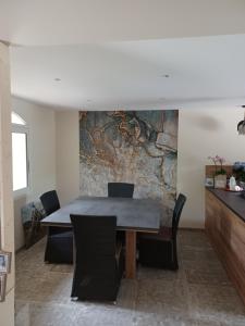 una sala da pranzo con tavolo e sedie di Magnifique villa avec piscine 10x5 m sur 1800m2 de terrain avec parking privatif cuisine recente equpee 3 chambres dont 2 parental au rdc avec wc separe pas de vis à vis terrain de petanque bbq climatisation jeux enfants a Sérignan