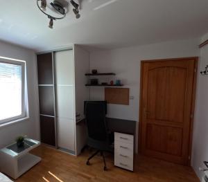 Una televisión o centro de entretenimiento en Belgrade: Cozy and spacious 3-room Apt. (93m2)