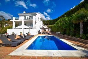 Bazén v ubytovaní Exquisite and Modern villa near beach with Heated pool! alebo v jeho blízkosti