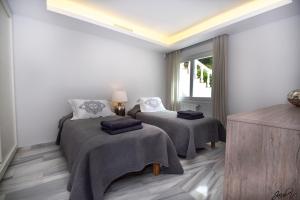 Posteľ alebo postele v izbe v ubytovaní Exquisite and Modern villa near beach with Heated pool!