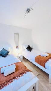 Un pat sau paturi într-o cameră la New fully furnished cosy home