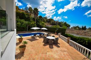 Balkón alebo terasa v ubytovaní Exquisite and Modern villa near beach with Heated pool!
