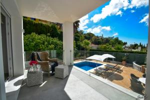 Posedenie v ubytovaní Exquisite and Modern villa near beach with Heated pool!