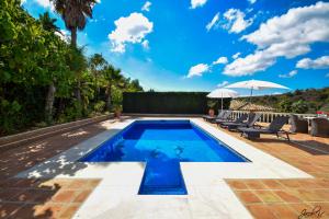 Bazén v ubytovaní Exquisite and Modern villa near beach with Heated pool! alebo v jeho blízkosti