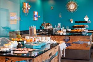 uma linha de buffet com comida numa parede azul em Côté Thalasso Hôtel & Spa Marin em Banyuls-sur-Mer mais 62 fotografias