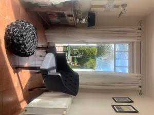 Upgant-SchottにあるFerienhaus Mare Frisicumの黒い椅子と窓が備わる客室です。