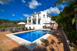 Bazén v ubytovaní Exquisite and Modern villa near beach with Heated pool! alebo v jeho blízkosti
