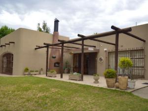 a house with a wooden pergola in a yard at Pecan Grove in Frankfort