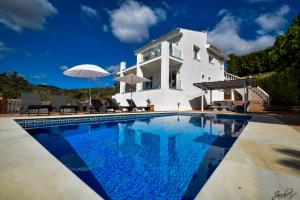 Bazén v ubytovaní Exquisite and Modern villa near beach with Heated pool! alebo v jeho blízkosti