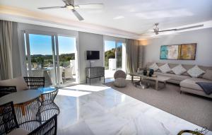 Posedenie v ubytovaní Exquisite and Modern villa near beach with Heated pool!