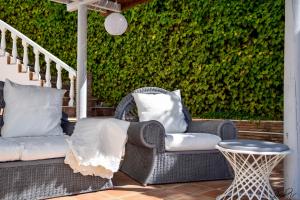 Posedenie v ubytovaní Exquisite and Modern villa near beach with Heated pool!