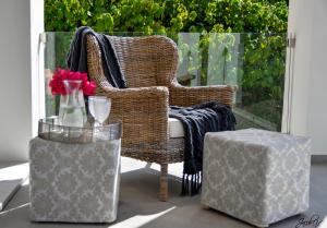 Posedenie v ubytovaní Exquisite and Modern villa near beach with Heated pool!