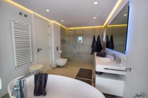Kúpeľňa v ubytovaní Exquisite and Modern villa near beach with Heated pool!