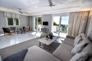 Posedenie v ubytovaní Exquisite and Modern villa near beach with Heated pool!