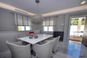 Posedenie v ubytovaní Exquisite and Modern villa near beach with Heated pool!