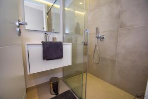 Kúpeľňa v ubytovaní Exquisite and Modern villa near beach with Heated pool!