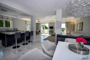 Posedenie v ubytovaní Exquisite and Modern villa near beach with Heated pool!