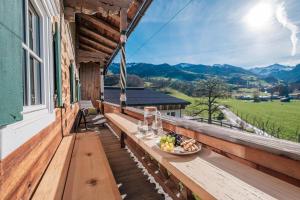 einen Tisch auf einer Veranda mit einer Schale Obst in der Unterkunft Ferienwohnung Kirchern in Aurach bei Kitzbuhel