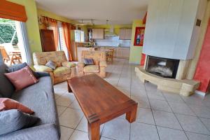 ein Wohnzimmer mit einer Couch, einem Tisch und einem Kamin in der Unterkunft 688-Villa de la Baie a 300m de la plage in Audierne + 28 Fotos