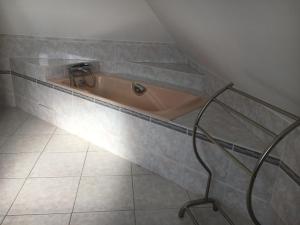 eine Badewanne in einem lichtdurchfluteten Zimmer in der Unterkunft 688-Villa de la Baie a 300m de la plage in Audierne
