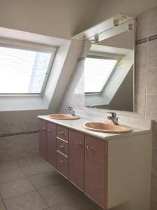 ein Badezimmer mit zwei Waschbecken und einem großen Spiegel in der Unterkunft 688-Villa de la Baie a 300m de la plage in Audierne
