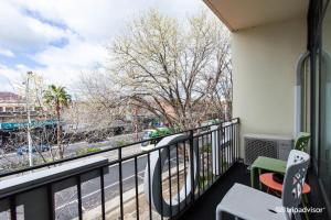 Elle comprend un balcon offrant une vue sur la rue. dans l'établissement Tolarno Hotel - Chambre Boheme - Australia, à Melbourne