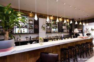 un bar con fila di sgabelli da bar di Tolarno Hotel - Chambre Boheme - Australia a Melbourne