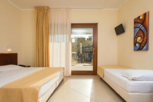 Llit o llits en una habitació de Hotel Orchidea Blu