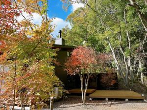 una casa en medio de los árboles en THE LIVIDA 軽井沢west コナラテラス, en Karuizawa