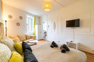 uma sala de estar com um sofá e uma televisão em Le HENDRIX - Studio Hyper Centre em Limoges