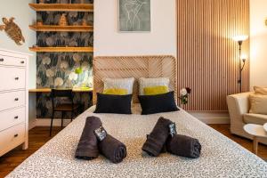 1 dormitorio con 1 cama con 2 almohadas en Le HENDRIX - Studio Hyper Centre en Limoges