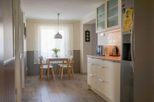 uma cozinha com uma mesa e uma mesa e cadeiras em Ranna majutus em Pärnu