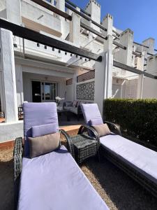 2 sillas y un sofá en el patio en Impeccable 2-Bed Apartment in Alhama de Murcia, en Alhama de Murcia