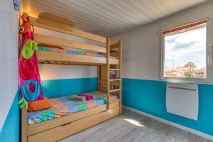 Camera con letto a castello, 2 letti a castello e finestra. di Villa les Lavandines, Le Cap d'agde a Cap d'Agde Altre 26 foto