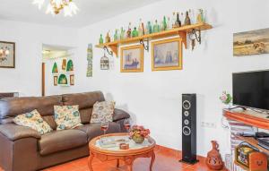 - un salon avec un canapé et une table dans l'établissement The Gentle Villa, à Nerja