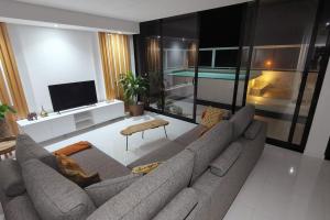 ein Wohnzimmer mit einem Sofa und einem TV in der Unterkunft New Luxury PH w/ Pool. Ocean, Mountain & City View in Mindelo