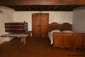 1 dormitorio con cama y tocador de madera en Dormouse House in Slovenia en Grahovo