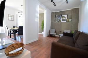 - un salon avec un canapé et une salle à manger dans l'établissement GuestReady - Lemon House with Private Garden, à Lisbonne