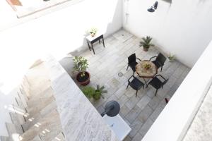 een kamer met een tafel en stoelen. bij Casa Beatrice in Caprarica di Lecce