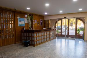 eine Lobby mit einer Theke und einer Glastür in der Unterkunft HOTEL EL MOLINO DE PANCORBO in Pancorbo
