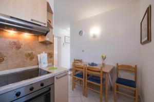 Kuchyňa alebo kuchynka v ubytovaní Apartments Lovorik