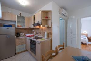 Kuchyňa alebo kuchynka v ubytovaní Apartments Lovorik