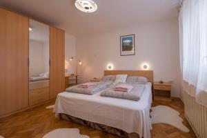 Posteľ alebo postele v izbe v ubytovaní Apartments Lovorik