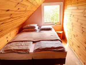 Ліжко або ліжка в номері Domki Zagroda
