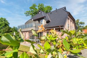 a brick house with a black roof at 54 Grad Nordost in Zingst