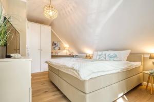 a bedroom with a large white bed in a room at 54 Grad Nordost in Zingst