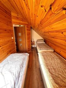 Postel nebo postele na pokoji v ubytování Domki Zagroda